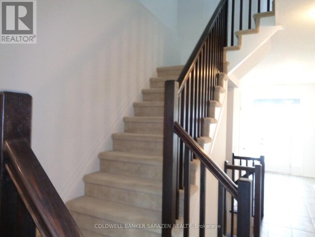 Building Photo - 144 Hawkshaw Cres