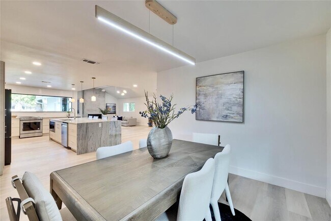 Building Photo - 9028 Balcones Club Dr