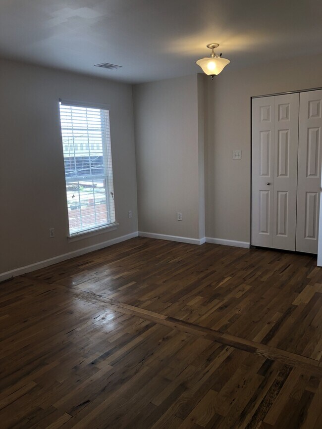 Building Photo - 2404-06 Gravier