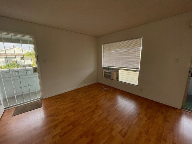 Building Photo - Spacious 2 Bedroom Townhouse w/ Parking in...