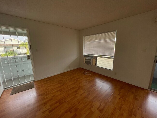 Foto del edificio - Spacious 2 Bedroom Townhouse w/ Parking in...