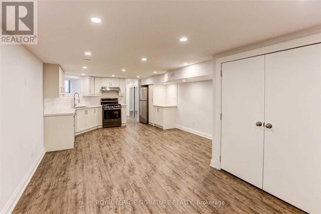 Building Photo - 709 Gladstone Ave