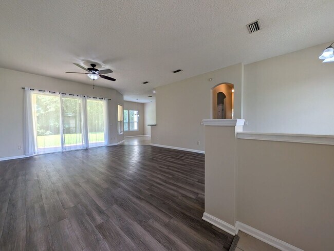 Foto del edificio - READY NOW!! Great 4 Bedroom, 2 Bath House with a HUGE yard - Near I-295 & Dunn with quick access ...