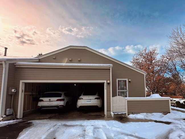 Building Photo - 2 Bedroom Townhome in Denver