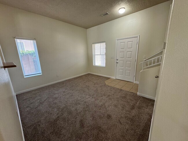 Foto del edificio - Spacious 2-Story Home with 3-Car Garage in...