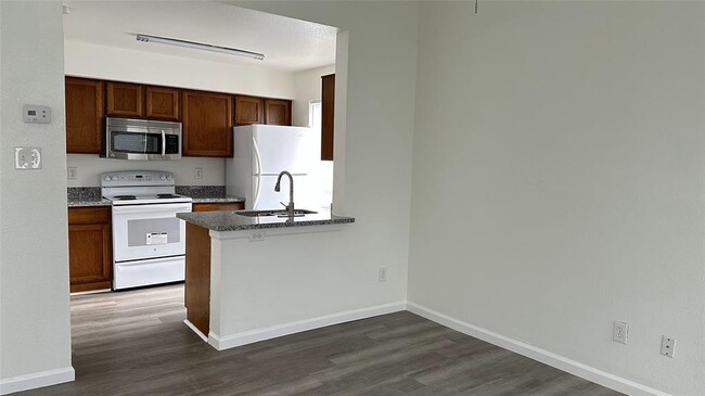 Building Photo - 3900 Woodchase Dr