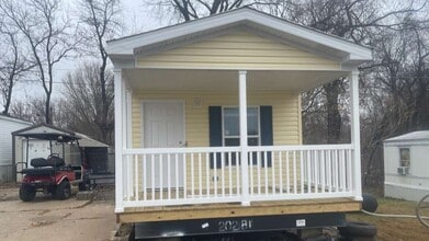 Building Photo - 16 Eastview Dr