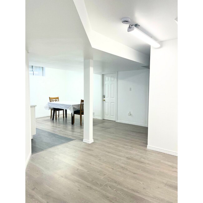 Photo du bâtiment - 1570 Beaverbrook Av