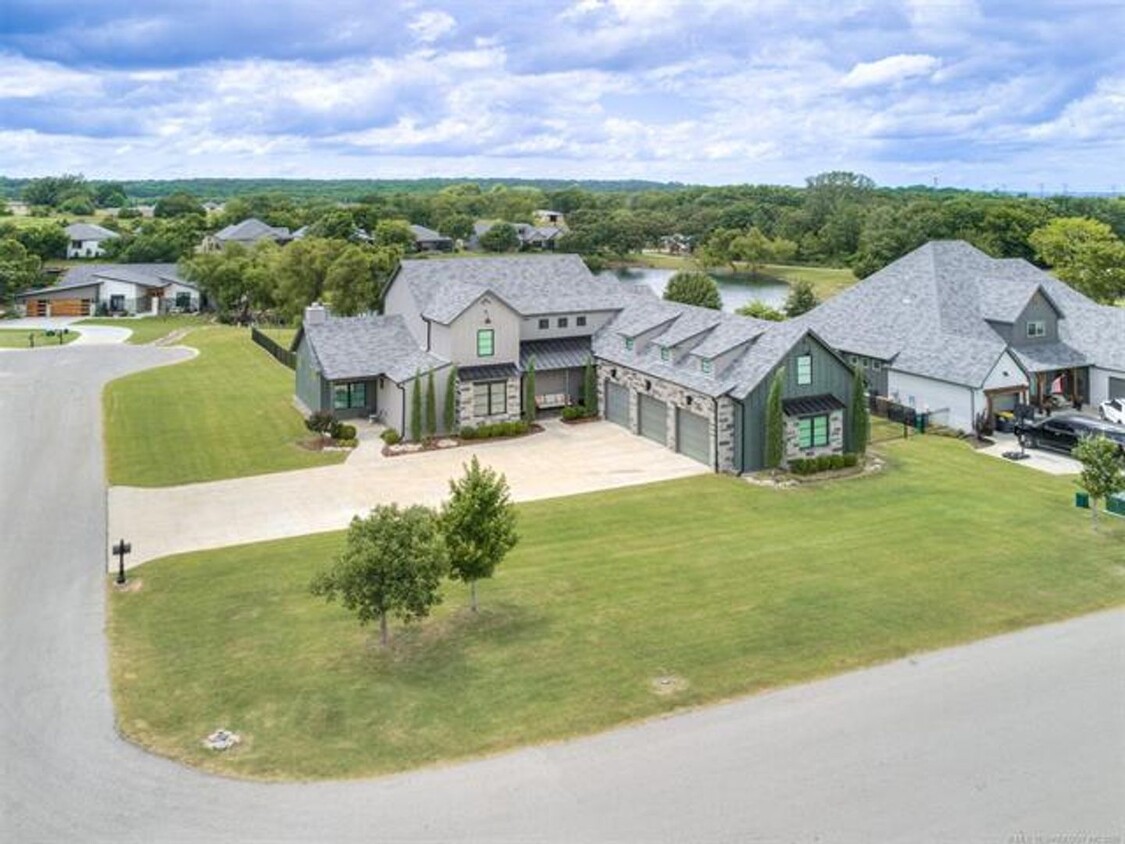 Foto principal - 5 Bed, 4 bath in Bixby
