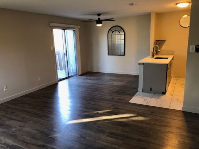 Building Photo - 3 bdrm, 2 bath Townhome