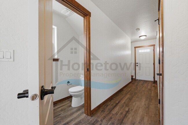Foto del edificio - 3 Bedroom 3 Bathroom Home with Attached Garage Available in Post Falls!