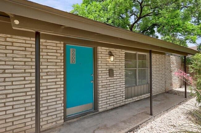 Foto del edificio - 8600 Hathaway Dr