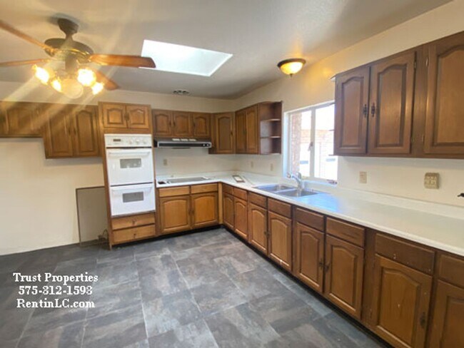 Building Photo - Large Country Home  4 bed/2 bath
