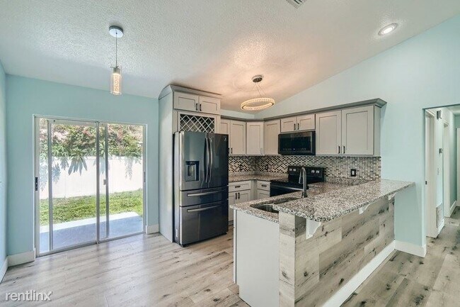 Building Photo - 3 br, 2 bath House - 5215 Peach Avenue UNIT
