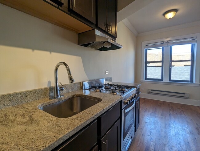 Building Photo - 4735 N Hermitage Ave