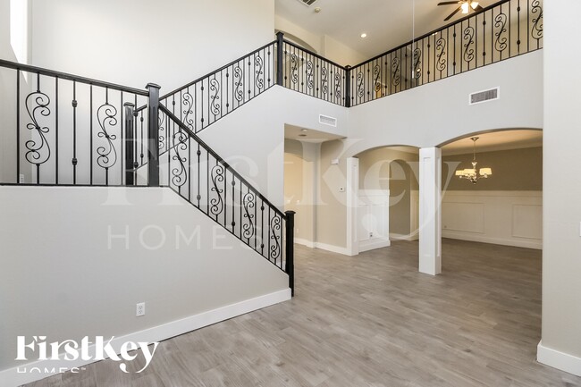 Building Photo - 837 E Cierra Cir