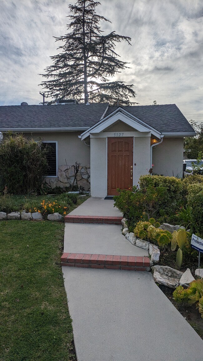 Foto del edificio - 5127 Lindley Ave