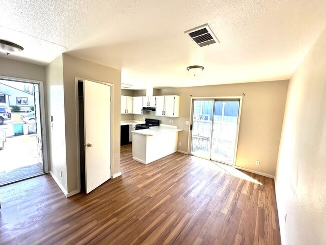 Building Photo - Nice & Quiet single family home in the cen...