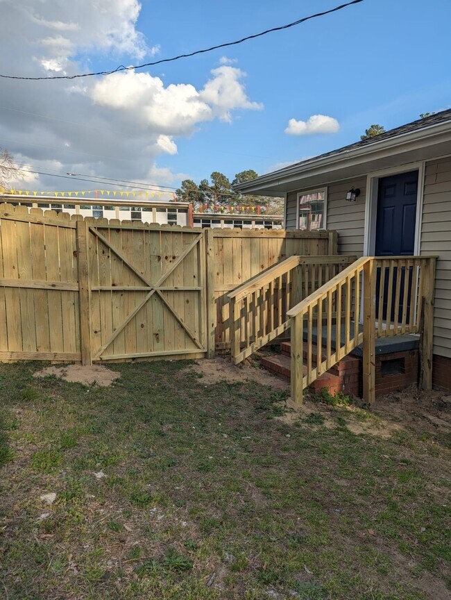 Building Photo - 404 Trinity Dr