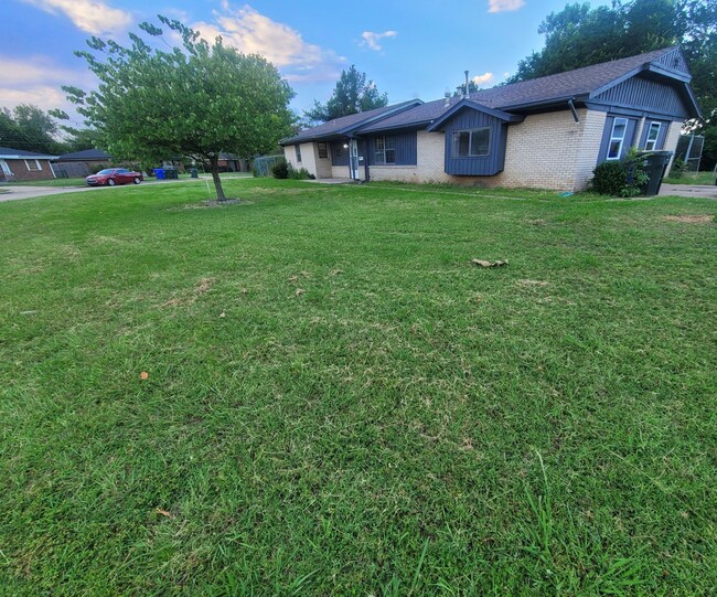 Building Photo - Charming 5 Bedroom House