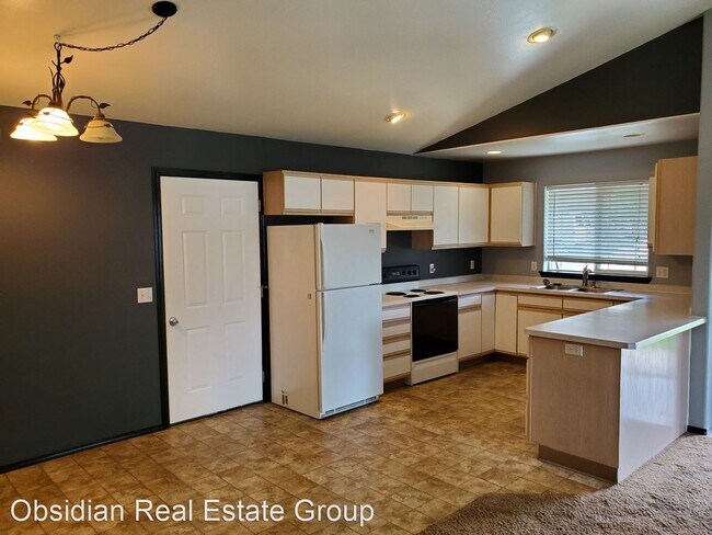 Building Photo - 944 NE Hidden Valley Dr