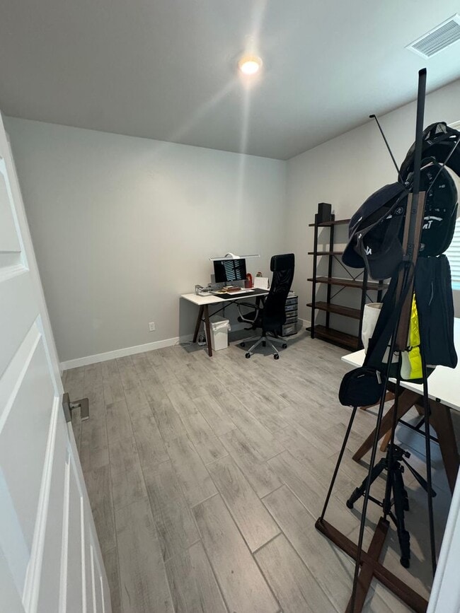 Building Photo - Gorgeous 4 bedroom plus office