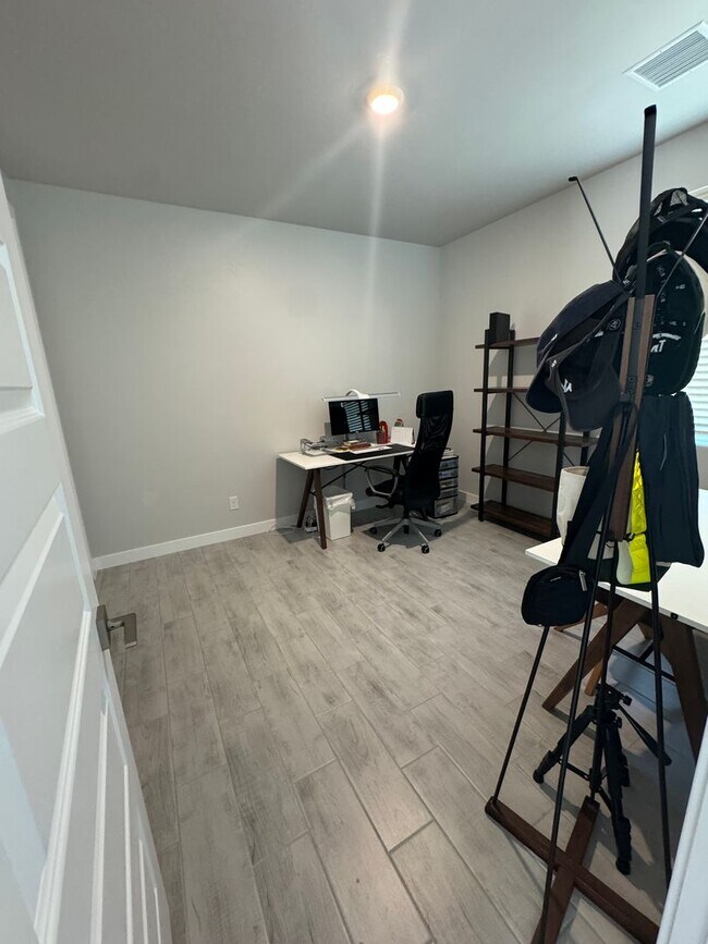 Foto del edificio - Gorgeous 4 bedroom plus office