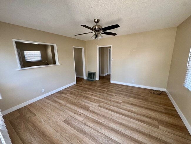 Building Photo - 670