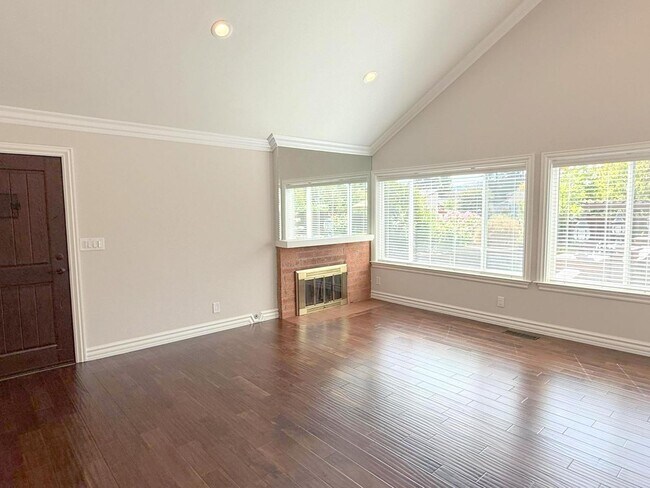 Foto del edificio - Highly upgraded ! Two Story Home With Prim...