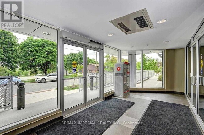 Building Photo - 251-251 Hemlock St
