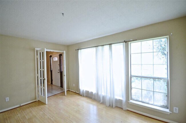 Foto del edificio - 4830 Silverlake Dr