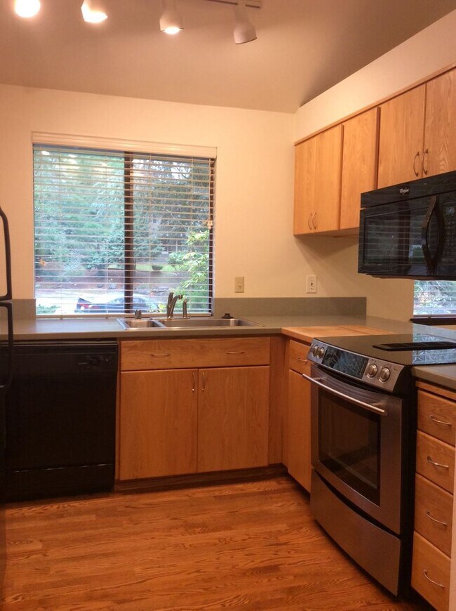 Building Photo - Spacious 4BR 2.75BA Tri-level home in quie...