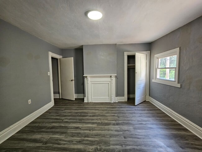 Building Photo - Spacious 3 bedroom 1 bath house for rent i...