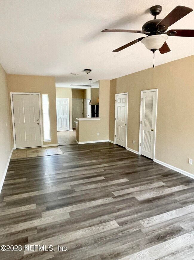 Building Photo - 549 Scrub Jay Dr