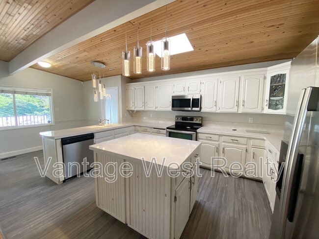 Building Photo - 1319 Kelglen Crescent