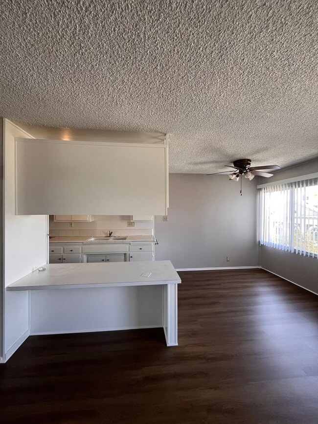 Building Photo - 1 Bedroom/1Bath Located in Downtown Long B...