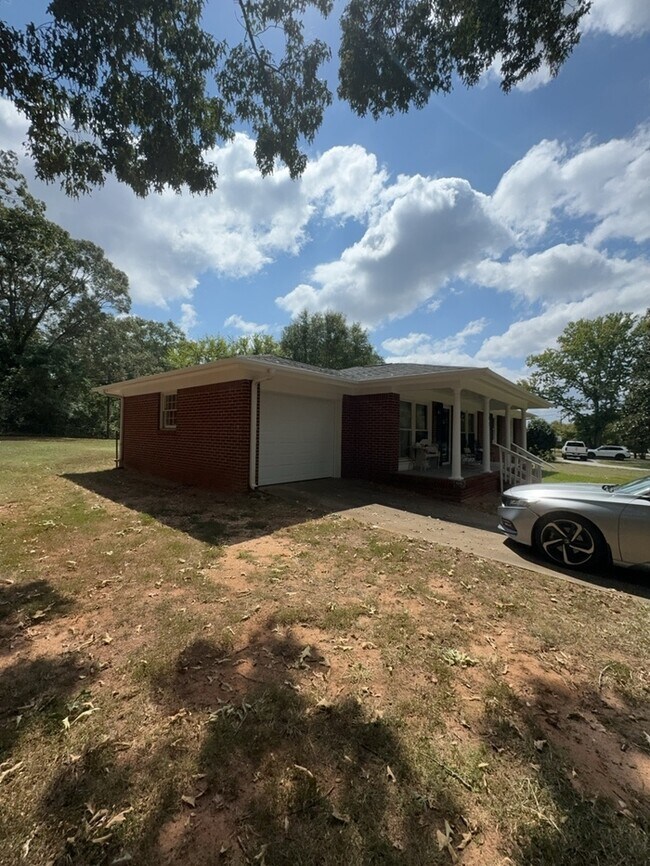 Building Photo - 3-bedroom 2 Bathroom