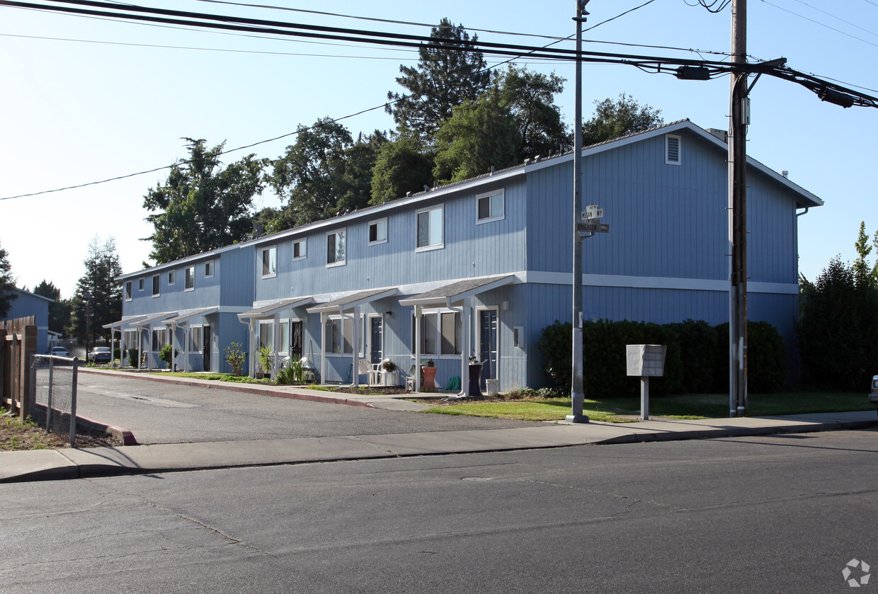 Primary Photo - Hasley Apartment Complex