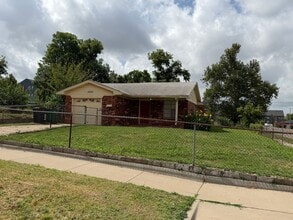 Building Photo - 1000 NE 7th St