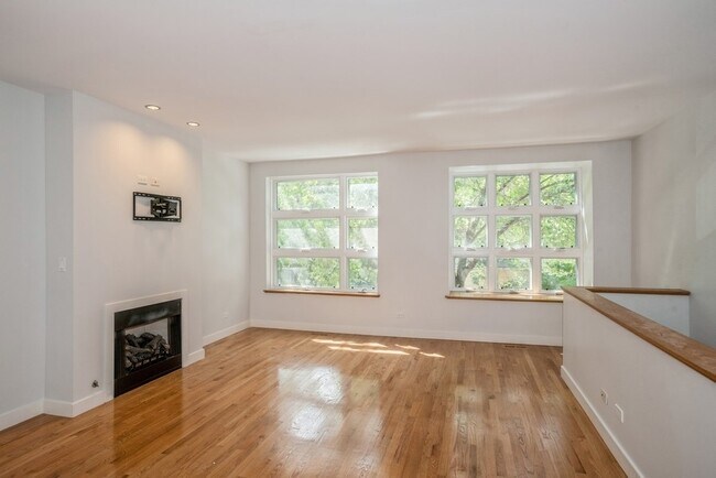 Building Photo - 7205 N Oakley Ave