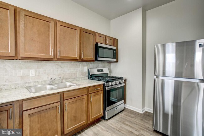 Building Photo - 300 S Conkling St