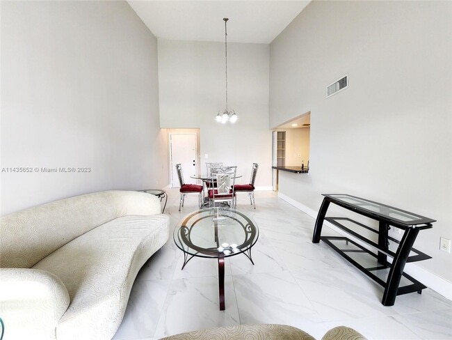 Building Photo - 9425 Fontainebleau Blvd