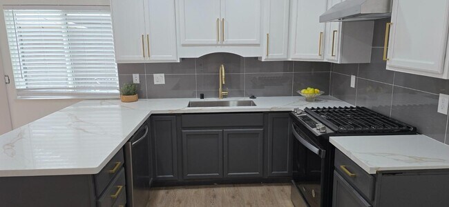 Foto del edificio - 6852 Westchester Way