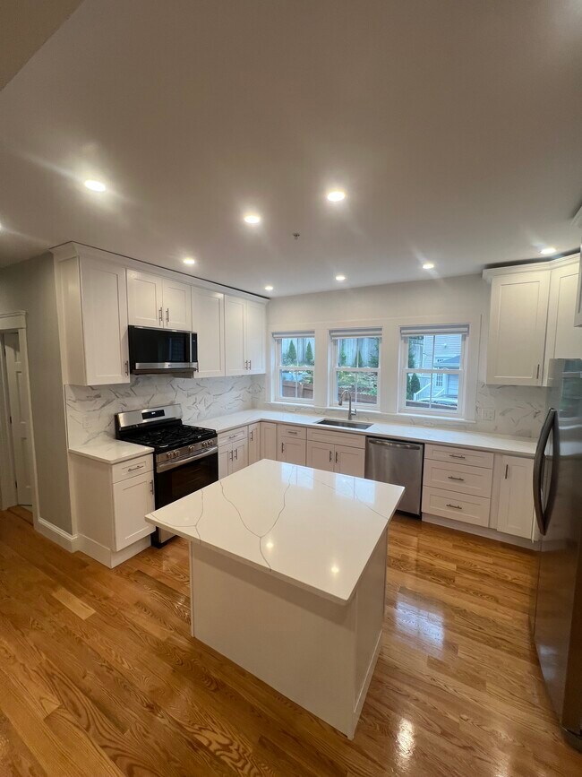 Foto del edificio - Brightly Renovated 4-Bed / 2-Bath • 1,800 sq