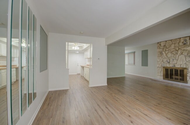 Building Photo - 2bd 1.5 ba 2 story townhome Palos Hills
