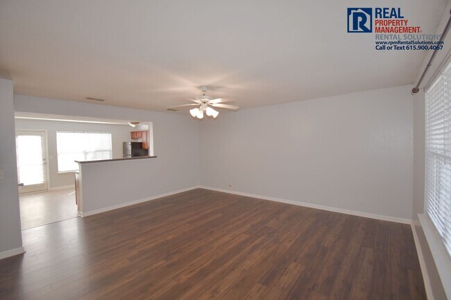 Foto del edificio - Beautiful end unit townhome less than 1 mi...