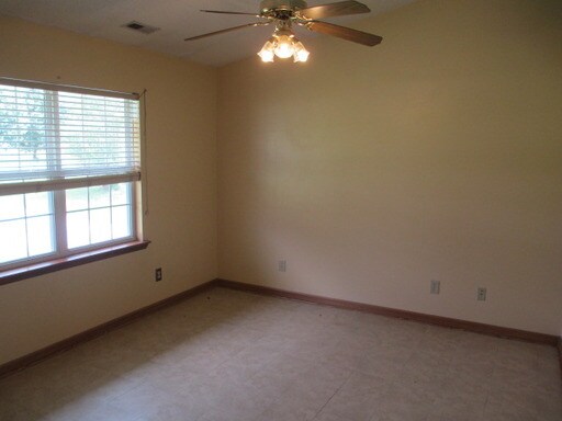 Building Photo - 246 S Creek Dr