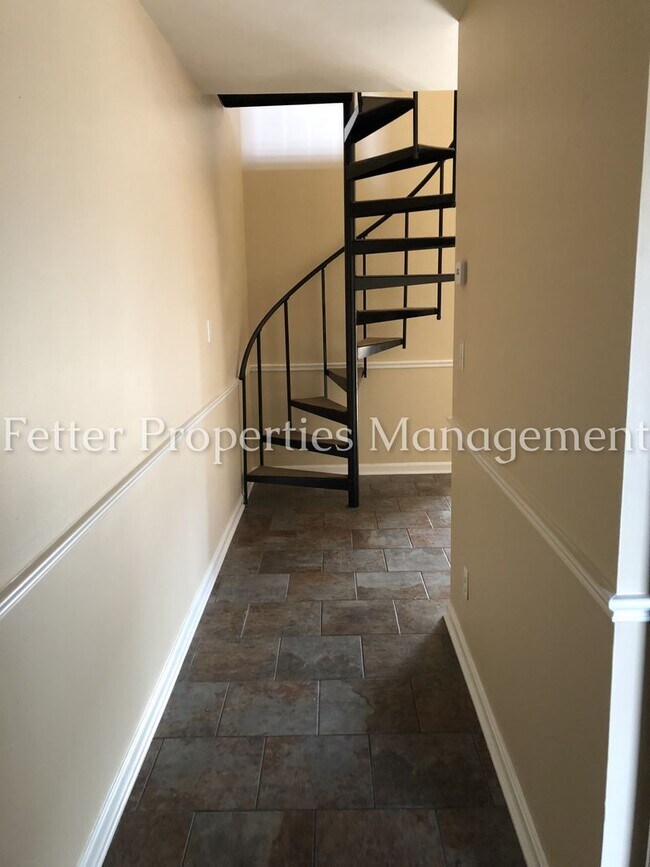 Building Photo - Nice East Side Condo