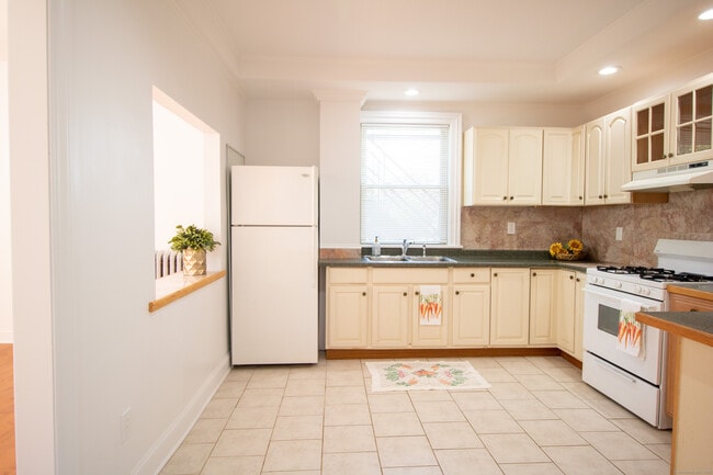 Building Photo - 883 Montauk Ave