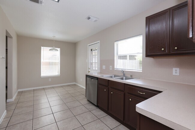 Foto del edificio - 15422 Ferness Ln